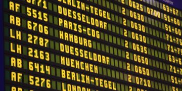 U.S. Government Shutdown Leads to Over 2,700 Flight Delays Amid Air Traffic Controller Shortage