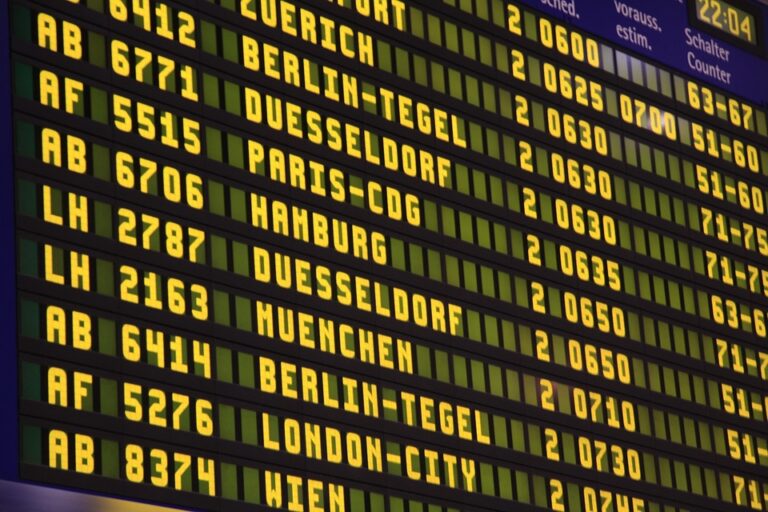 U.S. Government Shutdown Leads to Over 2,700 Flight Delays Amid Air Traffic Controller Shortage